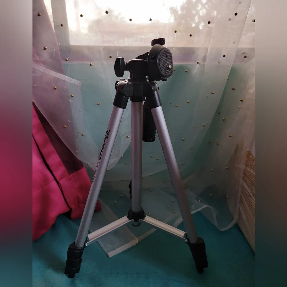 Tragus camera tripod